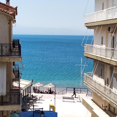 Seaview Apartment In Theheart Of Loutraki Εξωτερικό φωτογραφία