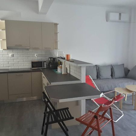 Seaview Apartment In Theheart Of Loutraki Εξωτερικό φωτογραφία